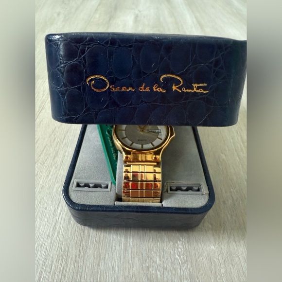 Oscar de la Renta Gold and White Watch needs new batteries - Picture 8 of 8